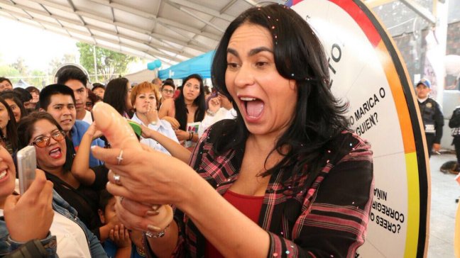 Con fines educativos autoridad mexicana enseña a poner condones con la boca