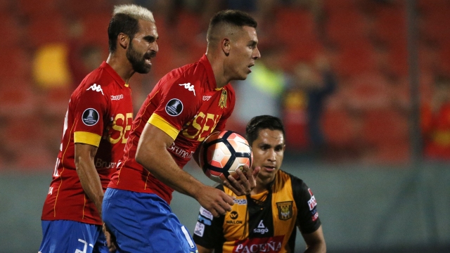 U. Española inició su viaje a Bolivia para enfrentar a The Strongest