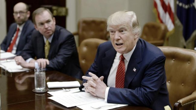 Trump anuló norma que permitía a transexuales elegir baño en las escuelas