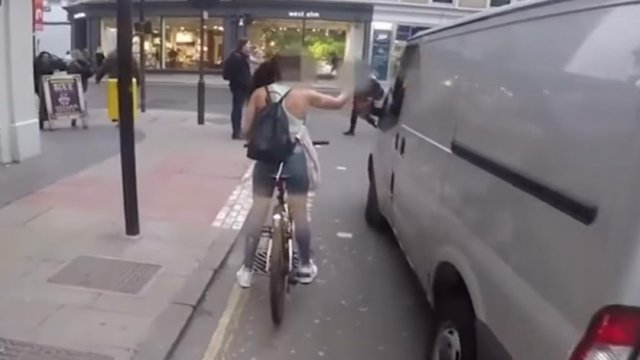 [Video] Ciclista se vengó de hombres que la acosaron en las calles de ...