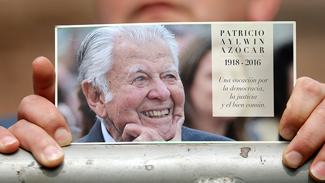 Deportaron a chileno que viajó a Cuba por homenaje a Aylwin