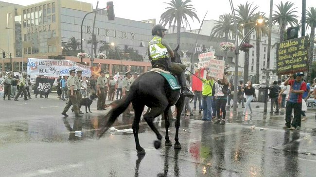 Protesta contra termoeléctrica terminó con incidentes frente a la Quinta Vergara