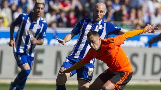 Fabián Orellana fue expulsado en derrota de Valencia ante Alavés en la liga española