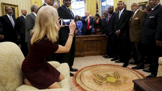 Asesora de Trump recibió críticas por comportamiento informal en la Oficina Oval