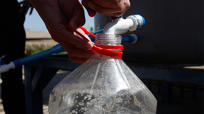 A 72 horas del corte de agua, aún hay hogares sin suministro en Santiago