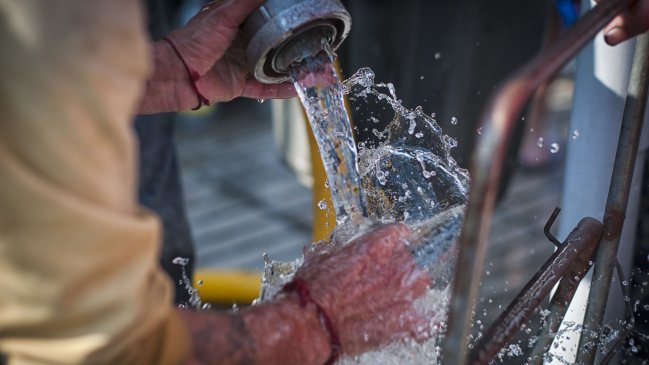 Sernac ofició a Aguas Andinas, Essbio y Esval por cortes de agua