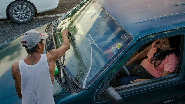 Las Condes prohibirá limpiaparabrisas en sus calles desde el 15 de marzo