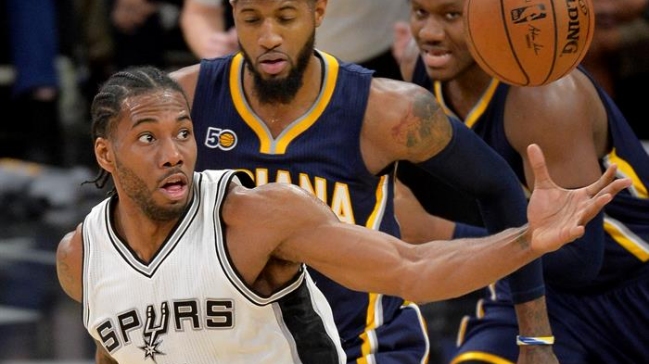 Kawhi Leonard selló el triunfo de los Spurs ante Indiana