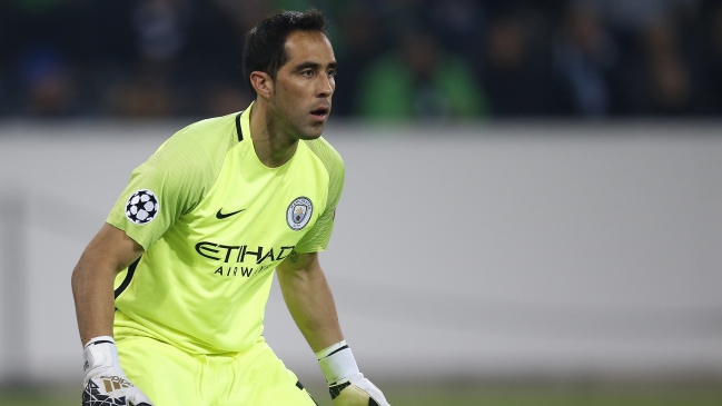 Claudio Bravo continúa siendo blanco de críticas en Inglaterra