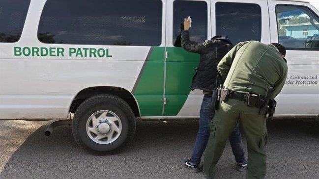 EE.UU. estudia separar a niños indocumentados de sus padres al cruzar frontera