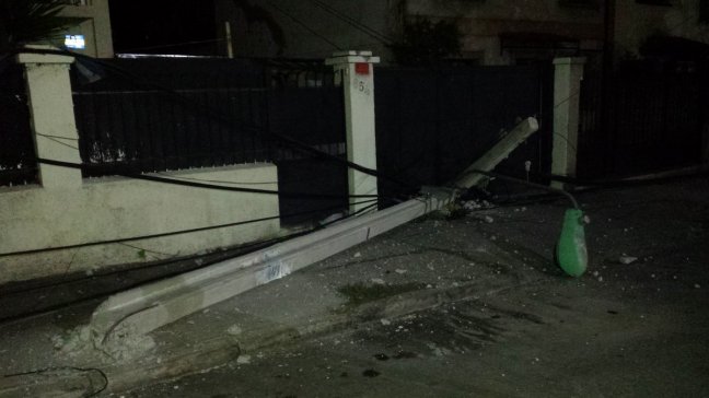 Camión derribó al menos seis postes de alumbrado público en Recoleta