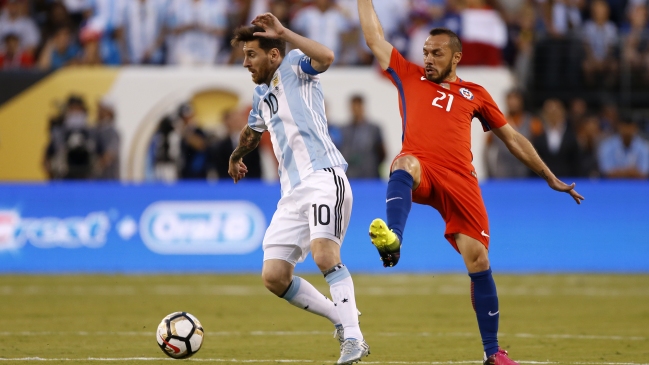 Marcelo Díaz: Messi es el mejor jugador con el que me he enfrentado