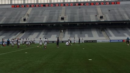 Universidad Católica reconoció la cancha del Arena da Baixada