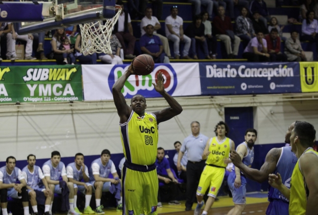 U. de Conce y Valdivia descontaron en sus series de Liga Nacional