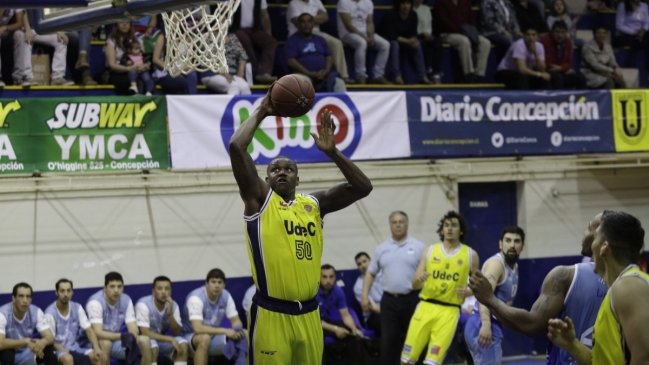 U. de Conce y Valdivia descontaron en sus series de Liga Nacional