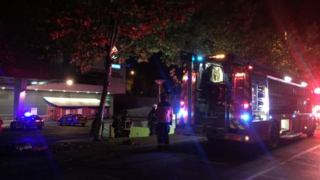 Bomberos controló emanación de humo en mall de Las Condes