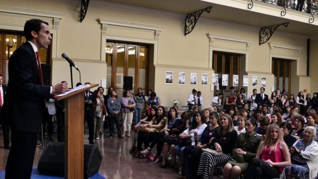 Municipalidad de Santiago lanzó campaña preventiva contra violencia en el pololeo