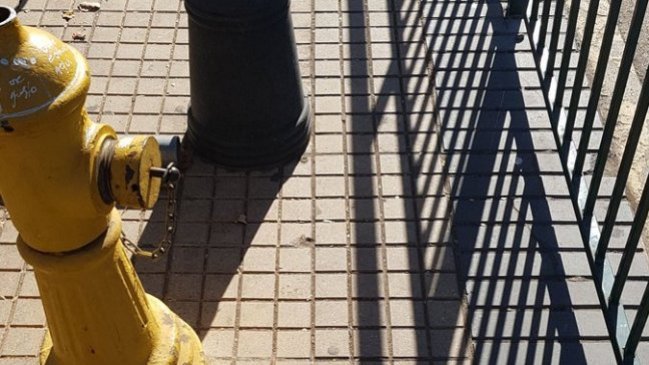 ¿El grifo peor ubicado de Chile? Fotografía se viraliza en redes sociales