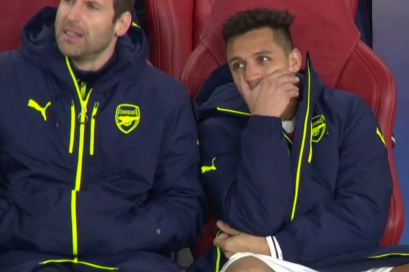 Petr Cech defendió a Alexis de críticas por risas en derrota ante Bayern