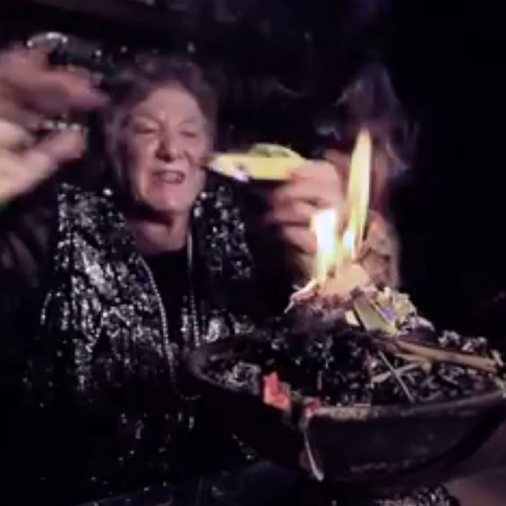 La tía Yoli es el nuevo rostro esotérico de empresa de taxis