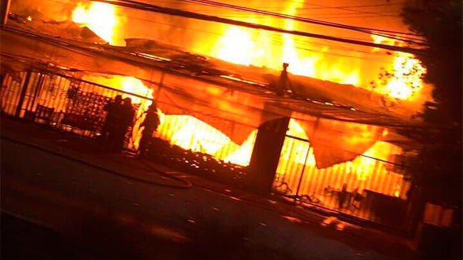 Incendio consume restaurante en Chicureo