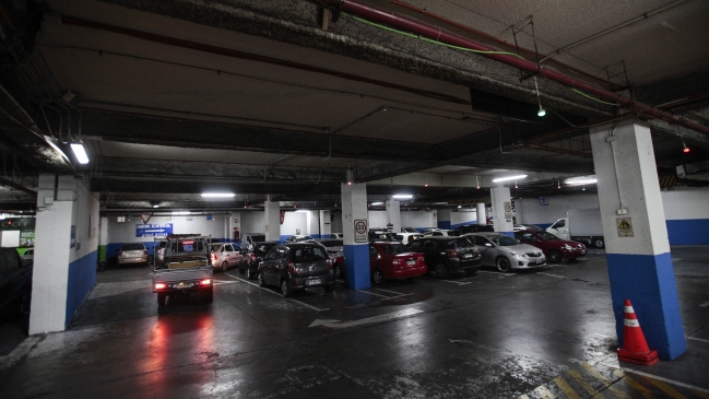 Manifestación ciudadana llama a no usar estacionamientos que subieron sus precios