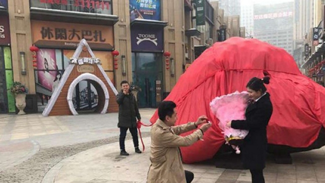 Hombre regaló supuesto meteorito de 33 toneladas a su novia para pedir su mano