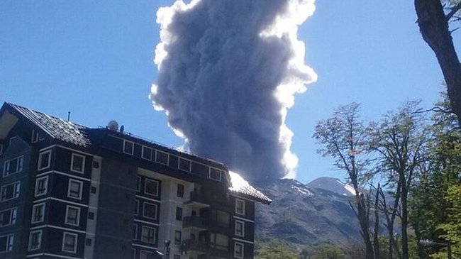 Nuevo pulso eruptivo del Volcán Nevados de Chillán alerta a las autoridades