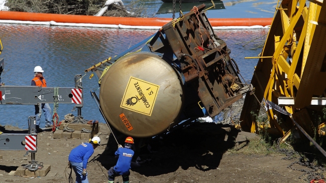 EFE extrajo el tercero de los vagones que permanecía sumergido en el río Toltén