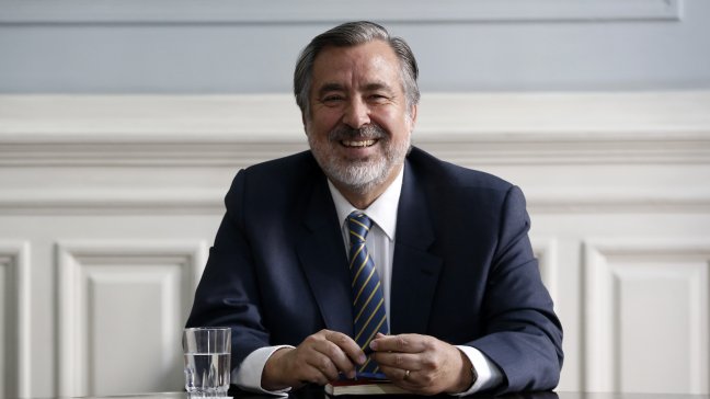 Guillier respondió a ministro Fernández: Me alegró saber que está activo