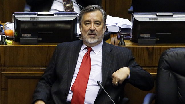 Guillier ejemplificó con Colo Colo para explicar por qué lo critican