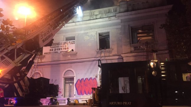 Incendio afectó a edificio en el centro de Santiago