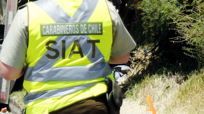 Los Ríos: Camioneta cayó por barranco en Curiñanco