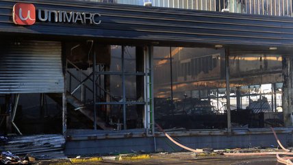   Supermercado de Concepción resultó afectado por incendio tras robo a cajero 