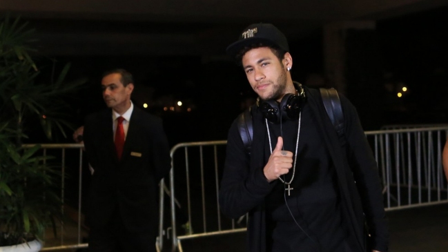 Neymar arribó a Brasil para los partidos frente a Uruguay y Paraguay