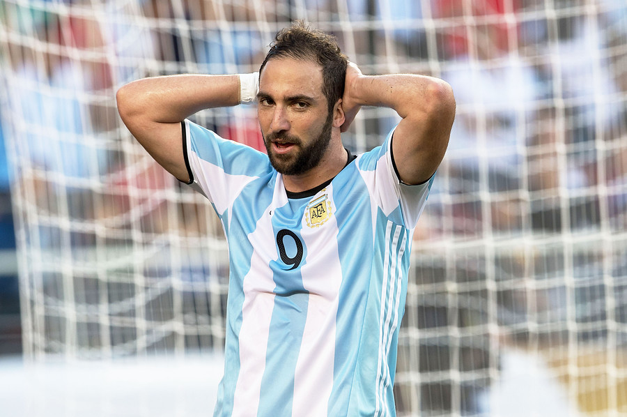 Gonzalo Higuaín no pudo darle la mano a Andrea Bocelli y se viralizó