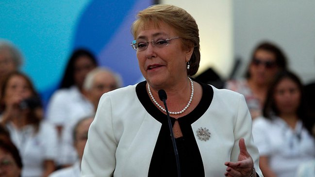 Presidenta Bachelet defiende sus reformas: 
