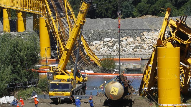 EFE retiró cuarto vagón que permanecía sumergido en el río Toltén