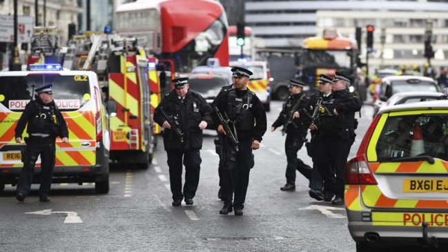 Ataque en las afueras de Parlamento británico dejó cuatro muertos