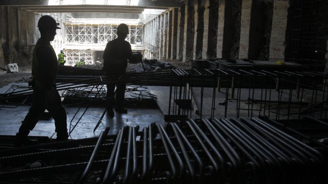 Al menos un herido tras caída de estructura de vidrio en construcción de Santiago