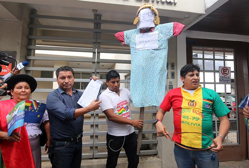 Con muñeca de Bachelet, dirigentes bolivianos protestan en consulado chileno