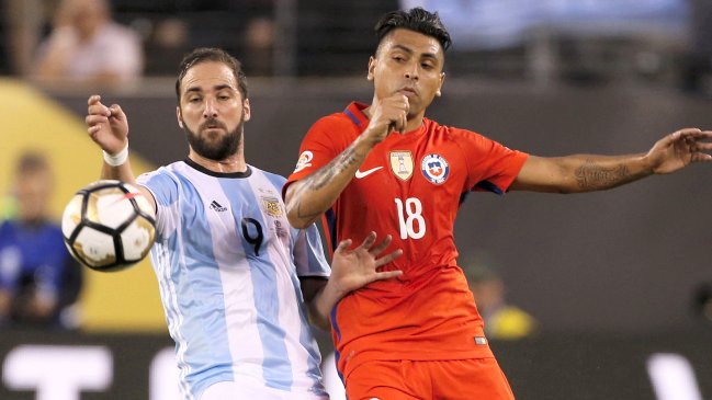 Gonzalo Jara alcanzó los 100 partidos con la selección chilena