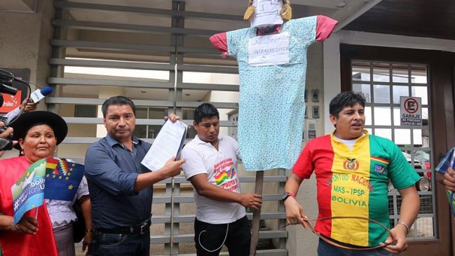 Con muñeca de Bachelet, dirigentes bolivianos protestan en consulado chileno