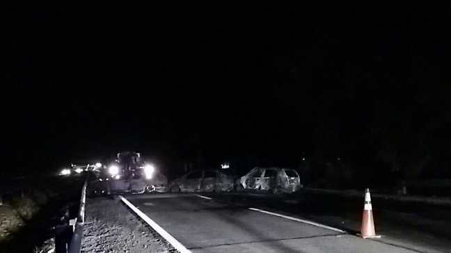 Robo frustrado a cajero automático terminó con tres vehículos quemados en Ruta 5 Norte