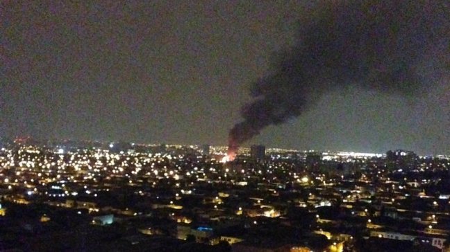 Incendio en el centro de Santiago movilizó a Bomberos