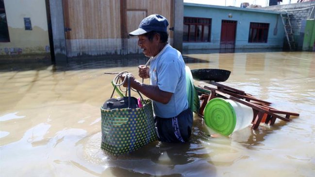 Autoridades peruanas evacúan a 300 familias de Piura ante peligro de desbordes