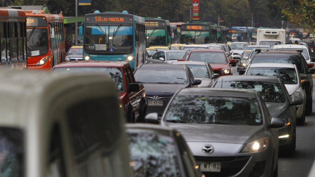 Contralor acusa al Gobierno por retraso de restricción a vehículos con catalítico