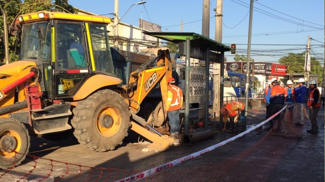 Aguas Andinas recuperó suministro de agua tras rotura de matriz en La Cisterna