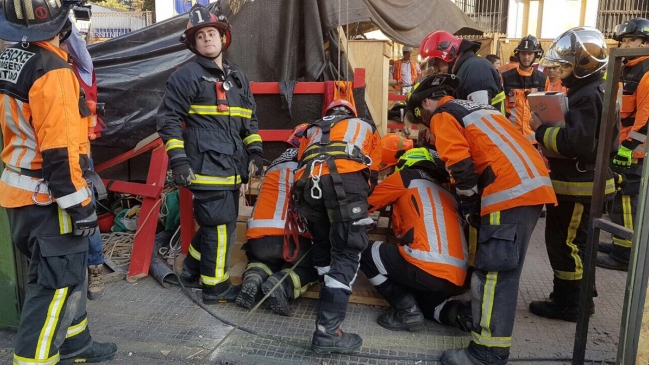 Tres personas quedaron atrapadas en un pozo en la Alameda