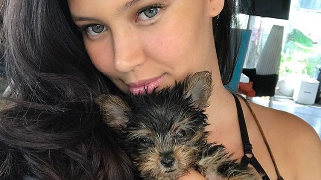 Michelle Carvalho reveló el complicado drama que sufre su perrita